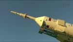 Fotka záchranné věže na samé špici rakety nad pouzdrem s lodí. Autor: TV NASA