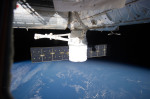 Dragon CRS-1 připojený ke stanici ISS Autor: NASA