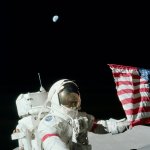 E. Cernan na povrchu Měsíce u vlajky USA, v pozadí Země. Autor: NASA