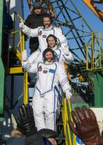 Posádka naposled mává před nástupem do lodi Autor: NASA