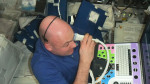 Nizozemský astronaut André Kuipers provádí ultrazvukové vyšetření oka na ISS Autor: Wikipedie