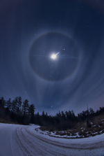 Halo kolem Měsíce 22. ledna 2013. Autor: Brian Larmay.