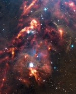 oblaka kosmického prachu v oblasti souhvězdí Orion - APEX - eso1304 Autor: ESO/APEX (MPIfR/ESO/OSO)/T. Stanke et al./Digitized Sky Survey 2