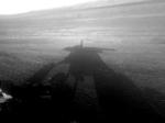 Vlastní stín v odpoledním slunci, vrhaný do kráteru Endeavour, jež Opportunity vyfotografovala 23. srpna 2012.  Autor: NASA