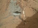 Rýha v hornině vytvořená při testu příklepu vrtáku 2. února 2013 Autor: NASA