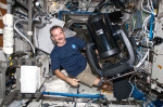 Chris Hadfield s dalekohledem Celestron v modulu Destiny Autor: NASA/CSA