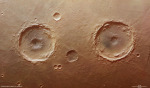 Dvojice kráterů na Marsu vyfotografovaná sondou Mars Express Autor: ESA