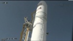 Současný pohled na raketu včetně mráčků odpařujícího se tekutého kyslíku z nádrží. Autor: TV NASA