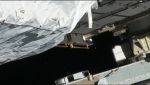Záběr z kamery na stanici jasně ukazující kousky zmrzlého čpavku na černém pozadí vesmíru Autor: NASA
