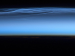 Pohled na noční oblaka z kosmické stanice. Autor: ISS/NASA.