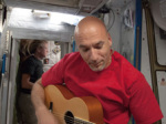 Luca Parmitano v jedné ze svých volných chvil hraje na ISS na kytaru Autor: NASA