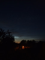 Noční svítící oblaka s Capellou. Autor: Jiří Veselý