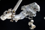 Luca Parmitano upevněný na konec robotické paže během minulé vycházky 9. 7. 2013 Autor: NASA