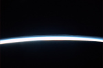 Orbitální úsvit nad Zemí Autor: ESA