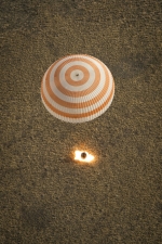 Unikátní snímek zachycuje zážeh brzdících motorků okamžik před přistáním Autor: NASA