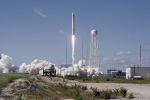Start rakety Antares z jedné z okolních pláží Autor: Orbital Sciences Corp.