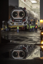 Raketa Antares opouští montážní halu, zřetelně jsou patrné dva motory prvního stupně Autor: Orbital Sciences Corp.