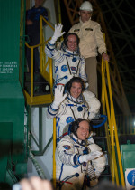 Posádka naposledy mává novinářům ze startovací rampy (shora: S. Rjazanskij, M. Hopkins a O. Kotov) Autor: NASA