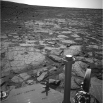 Záběr na okolní povrch Marsu z roveru Opportunity, srpen 2013 Autor: NASA