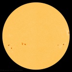 Slunce z SDO 29.10.2013. Nejaktivnější oblast zapadá vpravo a další se blíží středu kotouče zleva. Autor: Solar Dynamics Observatory / NASA