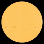Slunce z SDO 29.10.2013. Nejaktivnější oblast zapadá vpravo a další se blíží středu kotouče zleva. Autor: Solar Dynamics Observatory / NASA