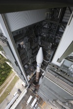Raketa Atlas 5 s družicí MAVEN opouští montážní halu Autor: Spaceflightnow.com