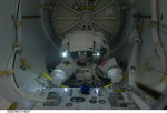 Americká astronautka Tracy Caldwell-Dysonová vystupuje z přechodové komory na počátku výstupu s cílem vyměnit čerpadlo chlazení na S1. Autor: NASA