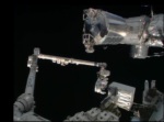 Oba astronauti, Rick na konci jeřábu, a ten velký bílý kvádr mezi nimi je staré odinstalované čerpadlo Autor: TV NASA