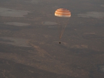 Loď Sojuz TMA-09M pod velením F. Jurčichina se snáší do kazašské stepi; listopad 2013 Autor: NASA