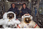 Kosmonauté W. McArthur s americkým skafandrem a V. Tokarev s ruským skafandrem v roce 2005 na stanici ISS Autor: NASA