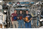 Kosmonauté S. Volkov, O. Kononěnko a G. Chamitoff na palubě ISS s družicemi SPHERES v roce 2008 Autor: NASA
