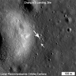 Sonda Čchang'e 3 (větší šipka) a vozítko Jutu na povrchu Měsíce, jak je vyfotila 25. prosince 2013 z výšky 150 km americká sonda LRO Autor: Spaceflightnow.com