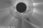 Kompozitní snímek komety ISON z družice SOHO a pozemského pozorování. Autor: P. Aniol, M. Druckmüller, S. Habbal.