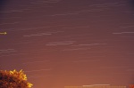 Snímek záblesků geostacionárních družic z 13. 10. 2013 exponovaný mezi 23:19 - 23:38 hod. v Praze. Autor: Tomáš Tržický