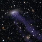 Galaxie ESO 137-001 pádící napříč kupou Abell 3627 Autor: X-ray: NASA/CXC/UAH/M.Sun et al; Optical: NASA, ESA, & the Hubble Heritage Team (STScI/AURA)