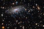 Galaxie ESO 137-001 pádící napříč kupou Abell 3627 Autor: NASA, ESA, and the Hubble Heritage Team (STScI/AURA)