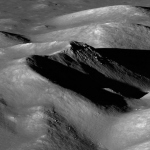 Detail centrálních vrcholků v kráteru Hausen na Měsíci Autor: Lunar Reconaissance Orbiter, NASA