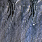 Rokle vytvořené na svahu kráterového valu Autor: NASA/JPL-Caltech/University of Arizona