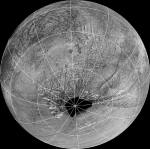 Pukliny v ledu v okolí jižního pólu měsíce Europa Autor: NASA/JPL-Caltech/SETI Institute