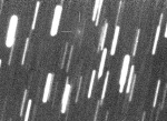 Znovuobjevový snímek komety 300P, dalekohled sledoval pohyb komety, hvězdy se během expozice protáhly. Autor: Martin Mašek, FRAM/GLORIA