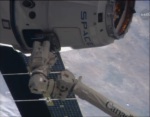 Dragon a k němu připojená robotická paže stanice Autor: TV NASA