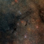Širokoúhlý pohled na oblohu kolem hvězdokupy Westerlund 1 Autor: ESO/Digitized Sky Survey/Davide De Martin