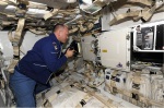 Kosmonaut Oleg Arťemjev fotí naložené věci uvnitř Dragonu před odletem lodi ze stanice Autor: Blog Olega Arťemjeva