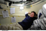 Astronautka Shannon Walker si udělala pohodlí v obytné sekci Sojuzu během letu ke stanici. Pro účely obletu Měsíce by byl ale dnešní Sojuz stísněný. Autor: NASA