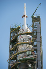 Ochozy startovací rampy kolem lodi Sojuz. Po takových rampách budou možná za pár let kráčet i turisté na cestě k Měsíci Autor: NASA