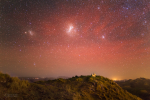 Ovce, Magellanova mračna a airglow z Te Mata peak. Autor: Petr Horálek.