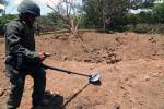 Voják zkoumá kráter u Managuy Autor: http://www.diena.lt