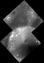 Díra Hollow Dali na Merkuru v detailu 9 metrů na px Autor: NASA/Johns Hopkins University Applied Physics Laboratory/Carnegie Institution of Washington