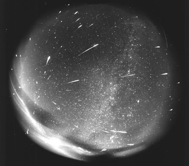 Bolidy ze souhvězdí Lva 17. 11. 1998. Na snímku MFF UK v Modre (SR) celooblohovou komorou Distagon (rybí oko) vidíme v čase 0:33 až 4:37 SEČ asi stovku bolidů, tedy meteorů jasnějších mínus dvou magnitud. Autor: MFF UK