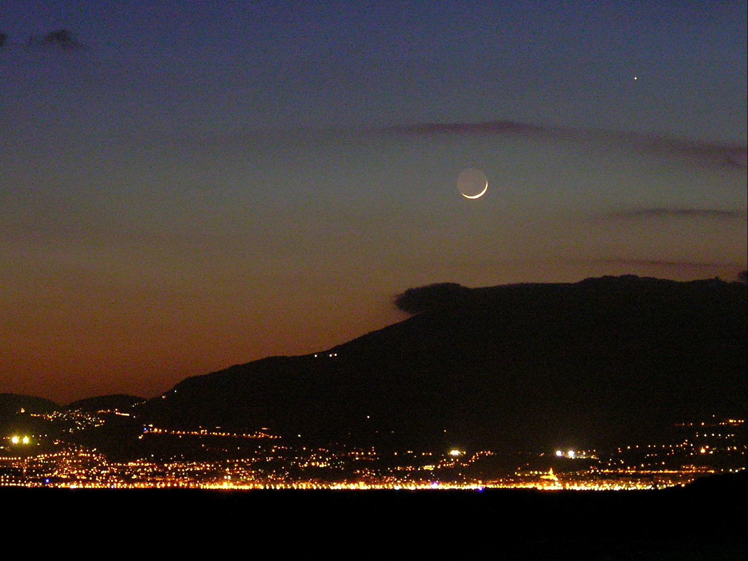 Виднеются ночью. Солнце и Луна на небе. Луна в Турции. Месяц на небе. Луна и солнце на небе одновременно.